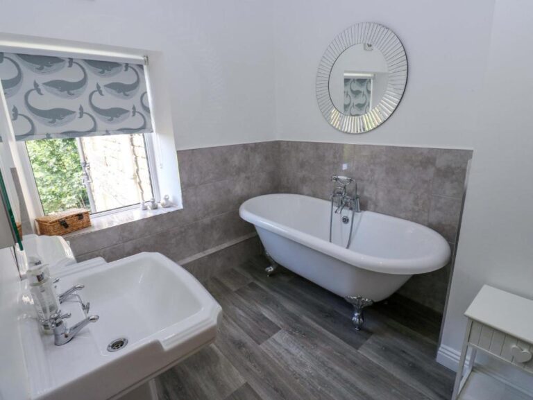 bathroom 1 768x577