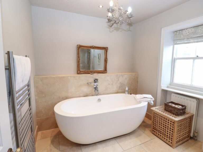bathroom 768x577