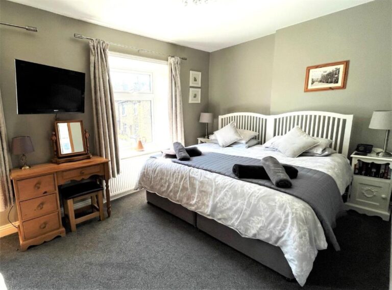 bedroom 1 768x568