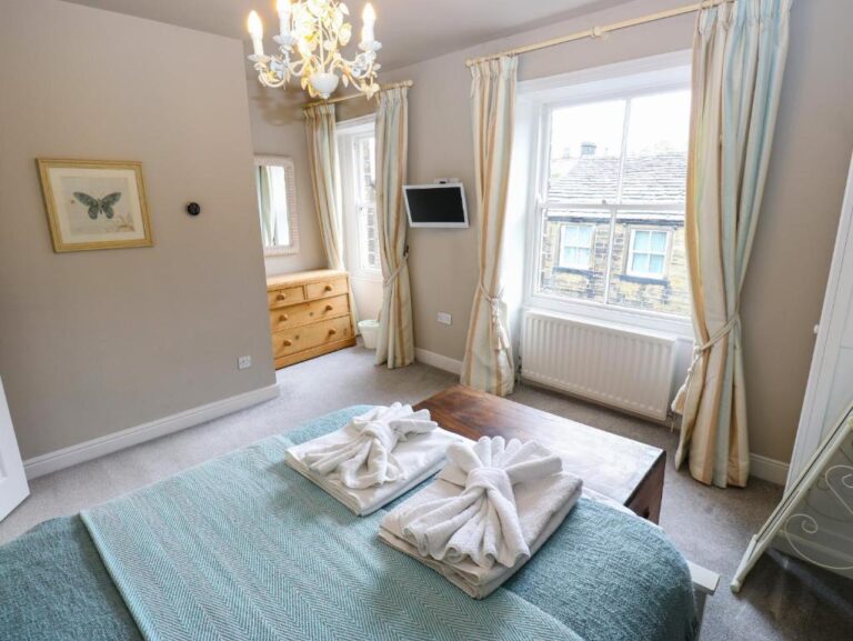 bedroom 768x577